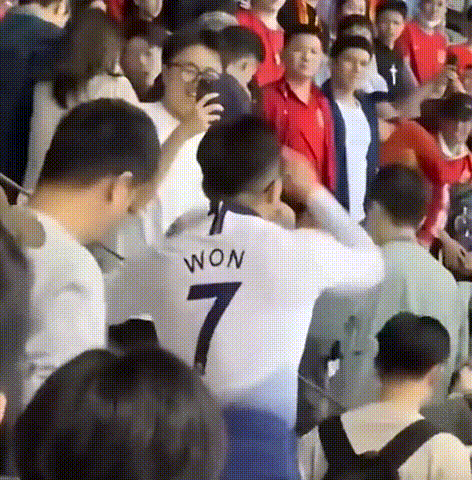 眼镜小哥要“火”：“侮辱”中国队球迷遭群起攻之，知情人曝其身份