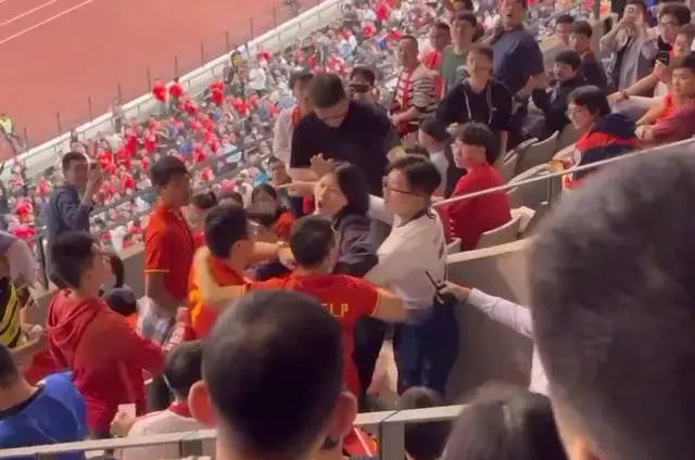 眼镜小哥要“火”：“侮辱”中国队球迷遭群起攻之，知情人曝其身份